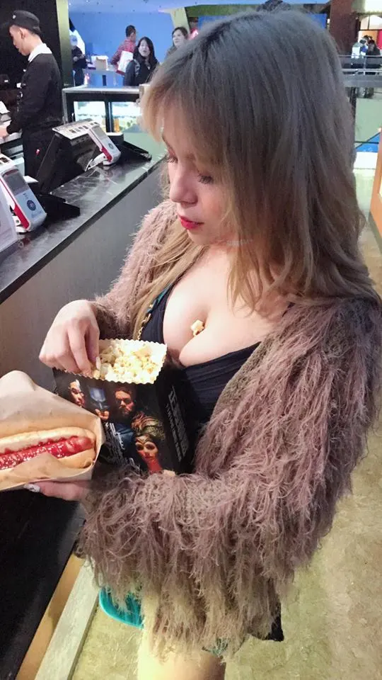 冲一波电影院了！爆乳妹子看电影不安分「乳夹爆米花」还贪心的想吃「大热狗」….-小湿妹图