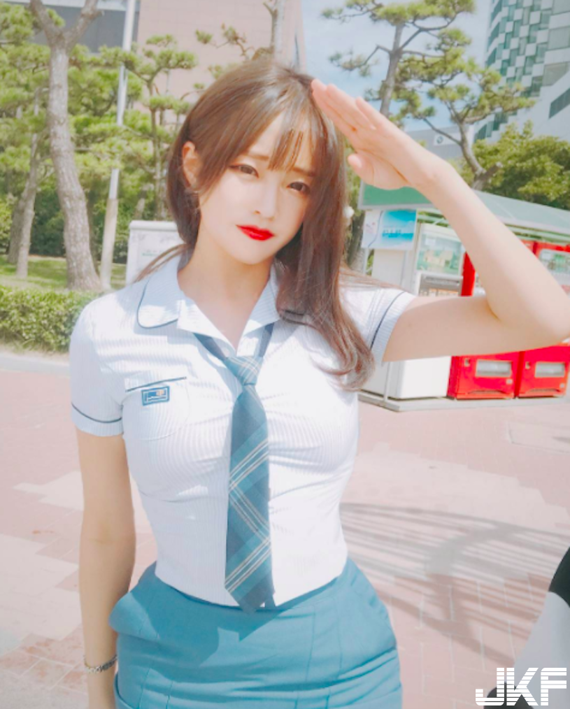 制服学生妹好凶啊！发育超好「把衣服撑爆」，这乳量真的太重了！-小湿妹图