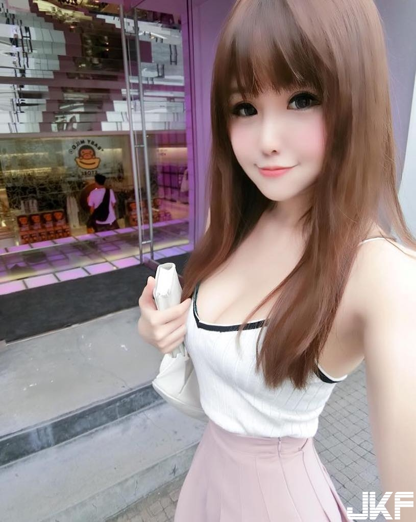 美乳小护士「爆奶喝饮料」，「火辣深沟」让旁边客人都动心了！-小湿妹图