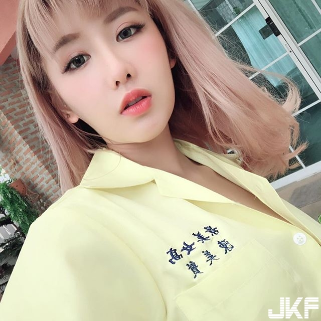 又白又大高！身材火辣的高中制服妹，胸器大到爆开衬衫，私下不爱穿内衣的照片更上火！