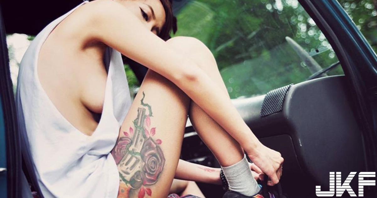 就绑个鞋带咩～台女关岛进修促进「国民外交」作风大胆！「养眼照片」奶奶要掉出来啦～-小湿妹图