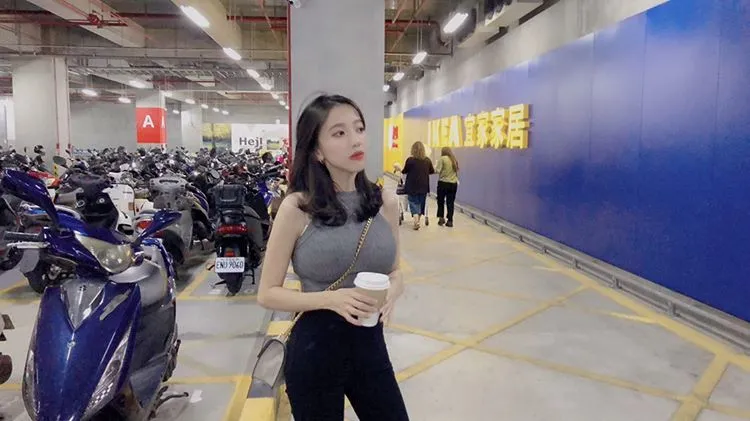 台中IKEA发现「超凶辣妹」娜美级身材有够丰满！超饱满视角引推特疯传…-小湿妹图