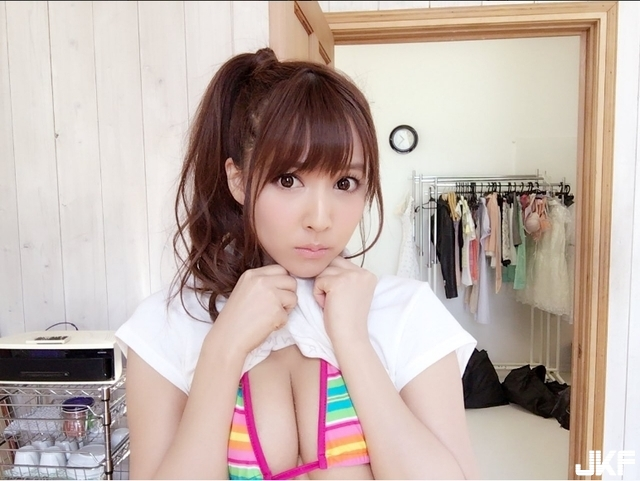 Coser庆比基尼日　眼睛冰淇淋吃到漫出来-小湿妹图