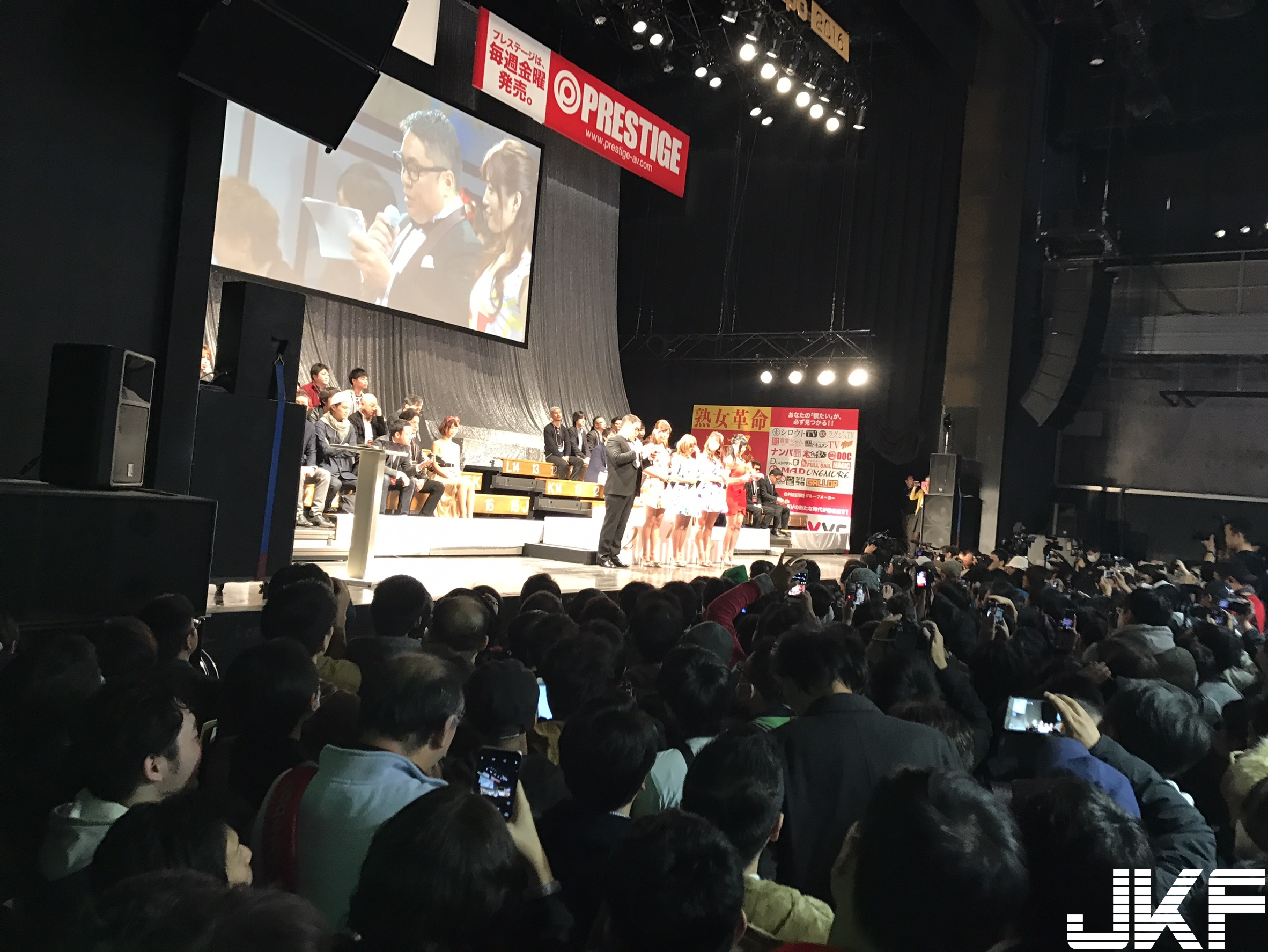 好狂！日本AV成人展「超猛影片」尺度超大！现场「情色游戏」画面太狂暴了..-小湿妹图