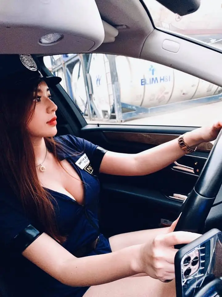 超辣爆乳女警「谢立琪 KiKi」性感巡逻　网友：快点逮捕我-小湿妹图