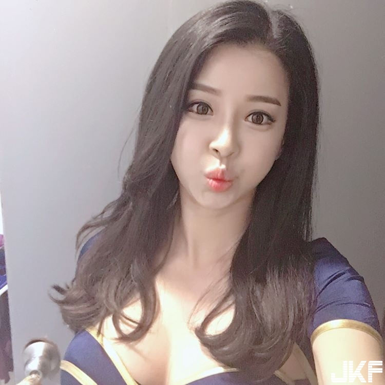 百变女郎「重量级乳量」深V大露「深邃事业线」，爆乳劲装让人眼睛离不开！-小湿妹图