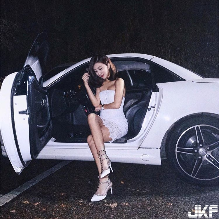 出水啦！优质奶妹「胸前超饱满」，清新脸蛋下竟私藏「白嫩大长辈」！-小湿妹图