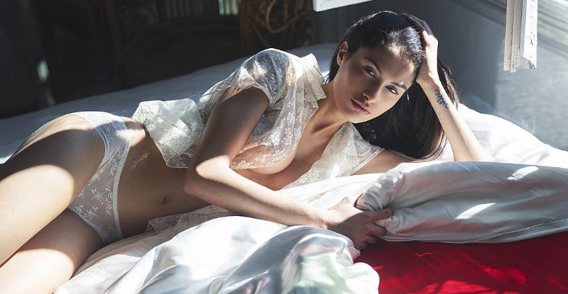 很会撩！妹子小心机…15度前倾x双臂夹紧　「浑圆美乳」呼之欲出视觉杀